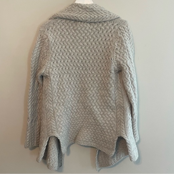 ARAN SWEATER MARKET Ireland Waterfall Cable Cardigan - Light Gray Size M - Picture 8 of 10